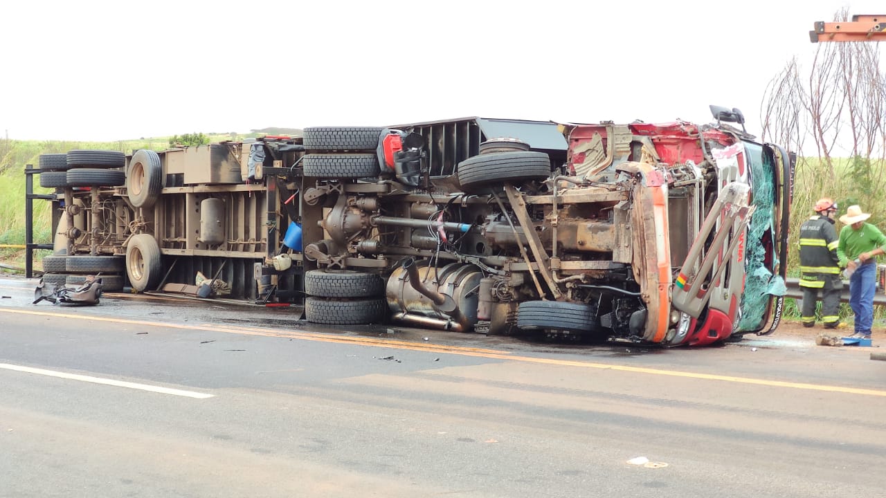 Foto 10 de 12 — ​Motorista fica gravemente ferido ao bater carro em caminhão de gado